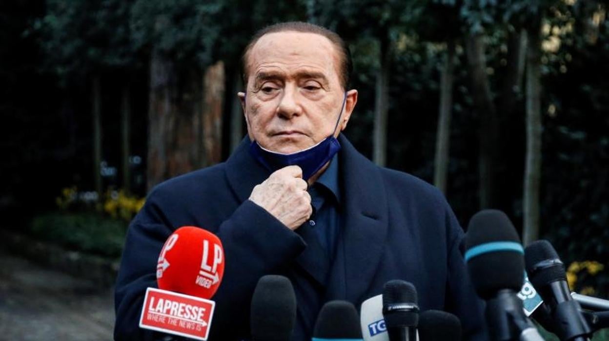 Silvio Berlusconi habla con los periodistas tras una cumbre del centro derecha en Villa Grande