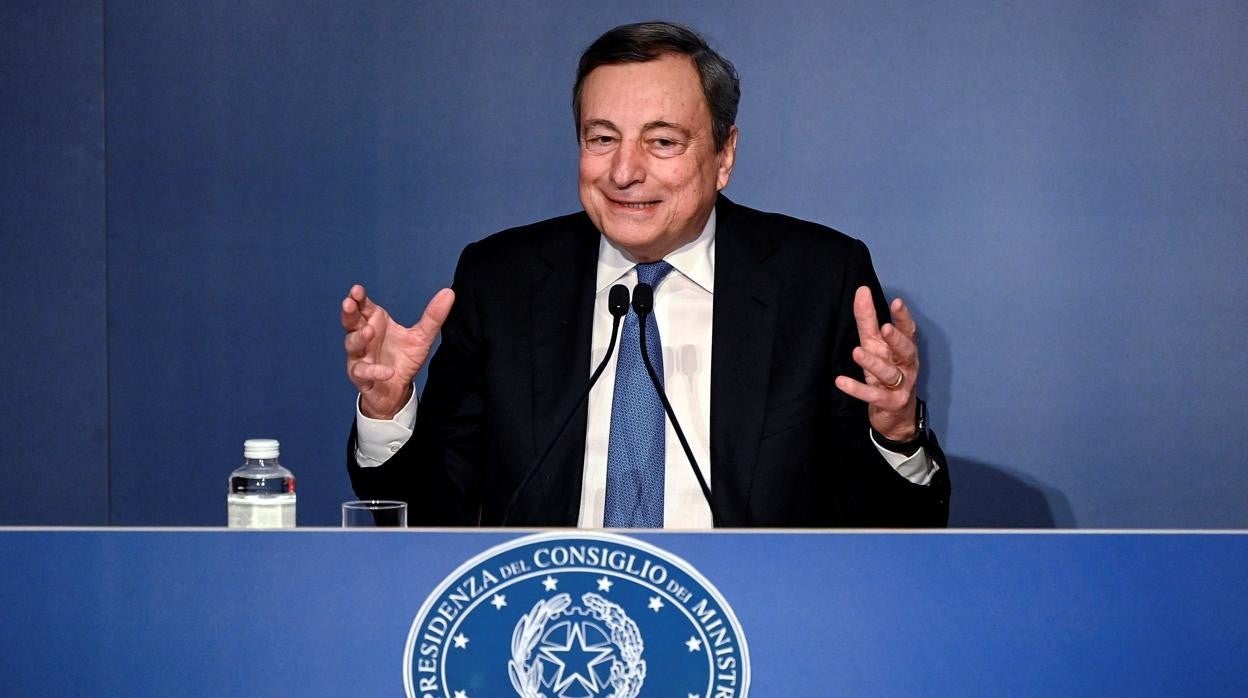 El primer ministro italiano, Mario Draghi, asiste a su conferencia de prensa de fin de año en Roma