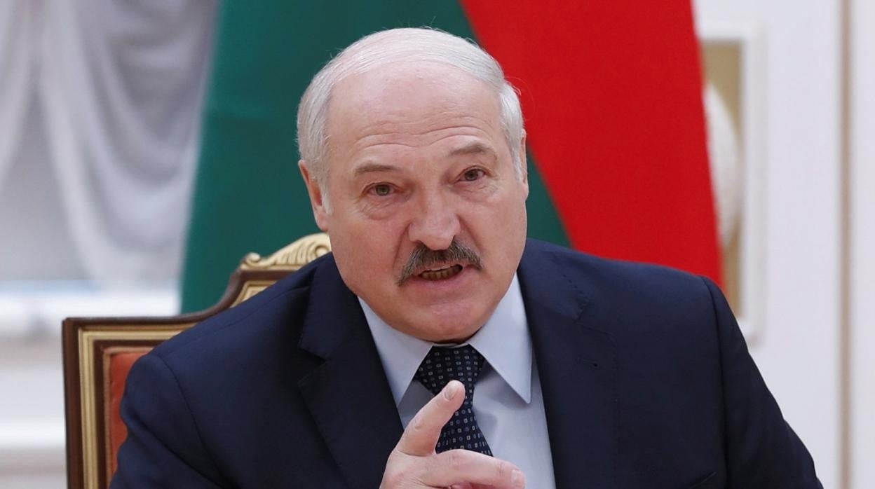 El presidente bielorruso, Alexander Lukashenko, habla en el Consejo de Jefes de Gobierno de la Comunidad de Estados Independientes (CEI) en Minsk