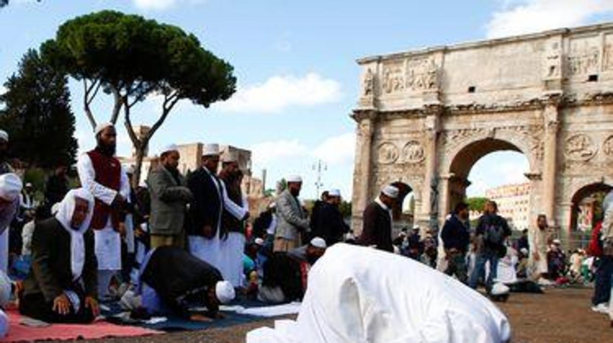 Musulmanes residentes en Italia rezan junto al Coliseo