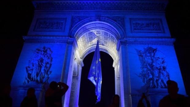 Francia retira la bandera de la UE del Arco de Triunfo en plena polémica de los nacionalistas