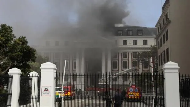 Un gran incendio quema la sede del parlamento de Sudáfrica