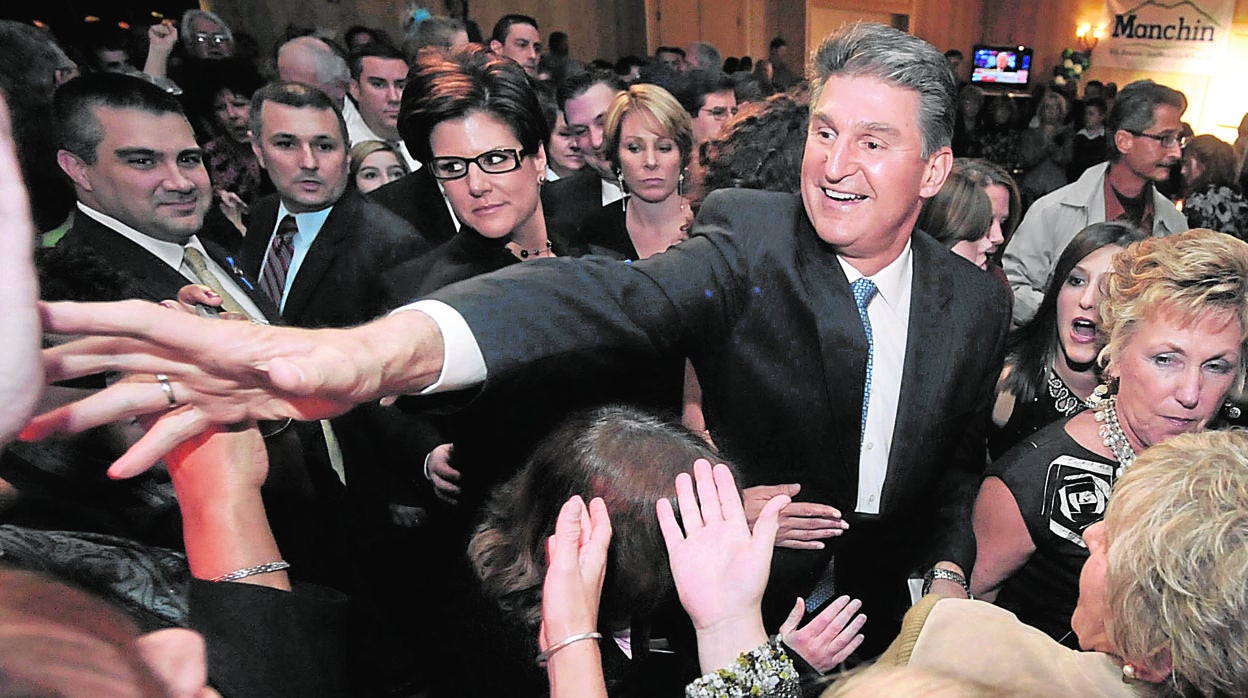 El senador demócrata, Joe Manchin, rodeado de periodistas