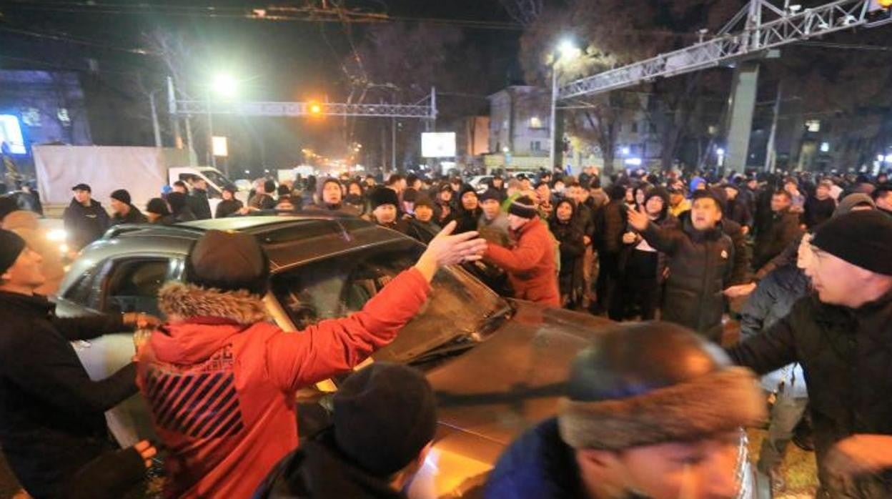 Cientos de manifestantes kazajos