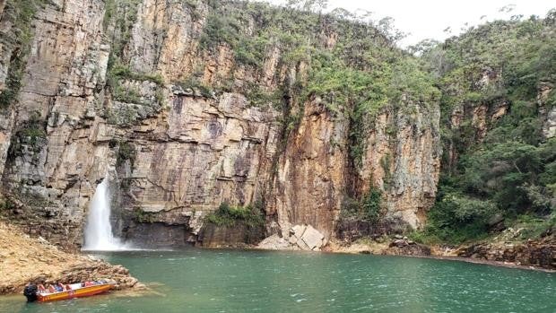 Al menos diez muertos al desprenderse una pared de roca sobre unas lanchas turísticas en Brasil