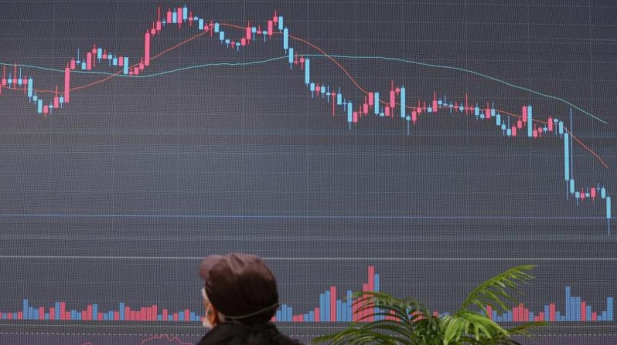 Un panel electrónico en Seúl muestra la caída de la cotización del bitcóin
