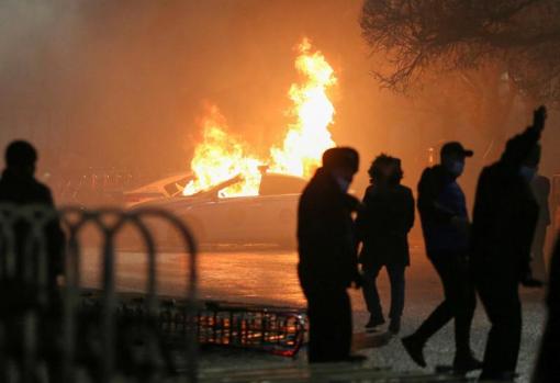 Un coche de policía en llamas durante los altercados en Kazajistán