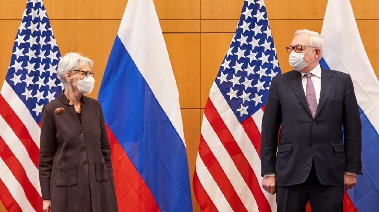 La vice secretaria de Estado de EE.UU., Wendy Sherman, y el viceministro de Exteriores ruso, Sergéi Ryabkov, posan durante su encuentro en Ginebra