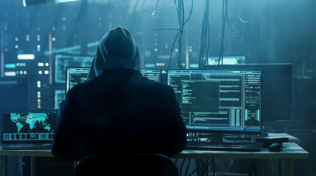 Un hacker encapuchado irrumpe en los servidores de datos de varios ordenadores