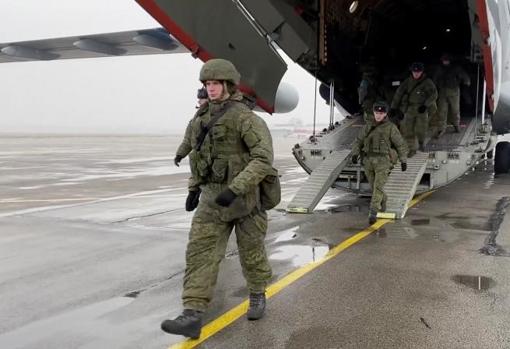 Desembarco de tropas rusas en Kazajistán la semana pasada
