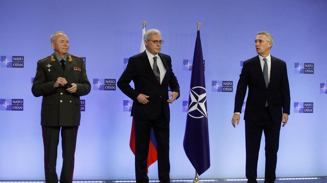 El viceministro de Defensa ruso, Coronel General Alexander Fomin, el Viceministro de Relaciones Exteriores de la Federación Rusa, Sergei Ryabkov, y el Secretario General de la OTAN, Jens Stoltenberg, se reúnen durante el Consejo OTAN-Rusia en la sede de la Alianza en Bruselas