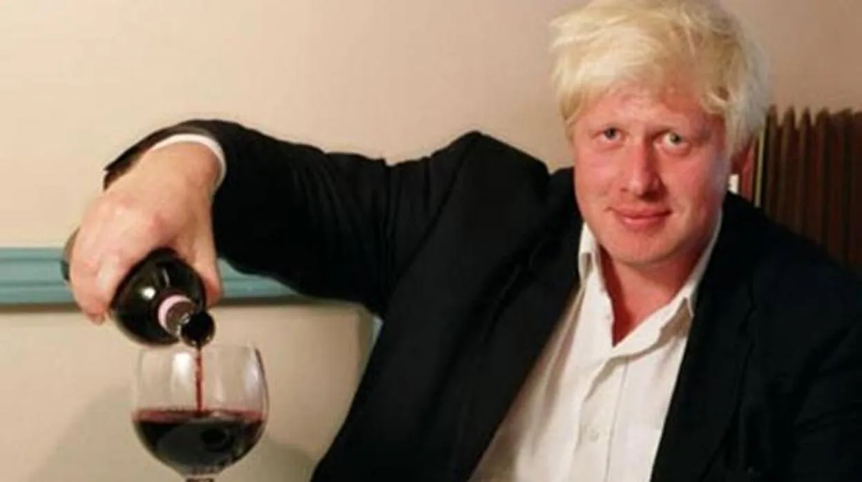 Boris johnson se sirve una copa de vino - © Wikimedia Commons