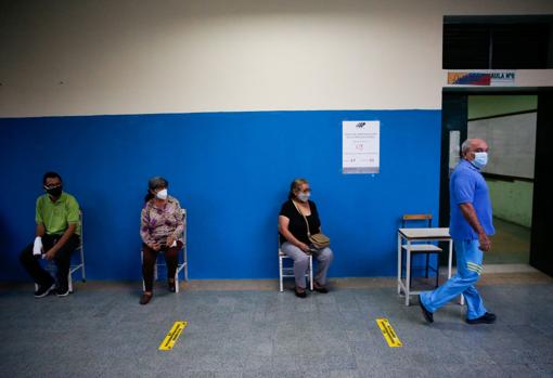 Un grupo de personas hace cola para votar en las elecciones regionales celebradas en Barinas el pasado 9 de enero