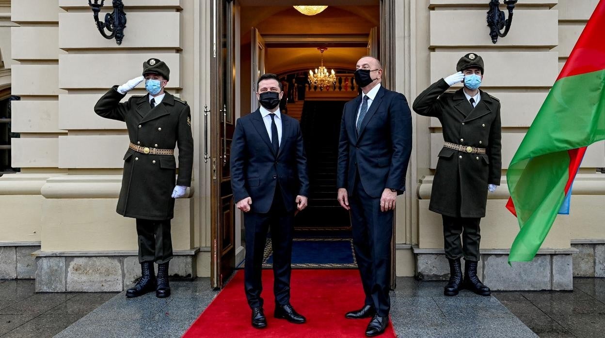 El presidente ucraniano, Volodimir Zelenski, y su homólogo de Azerbaiyán, Ilham Aliyev, ayer en Kiev