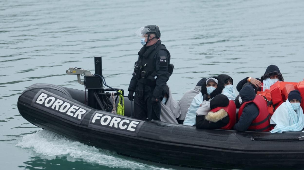 Un grupo de inmigrantes es trasladado a Dover tras ser rescatados en el canal de la Mancha