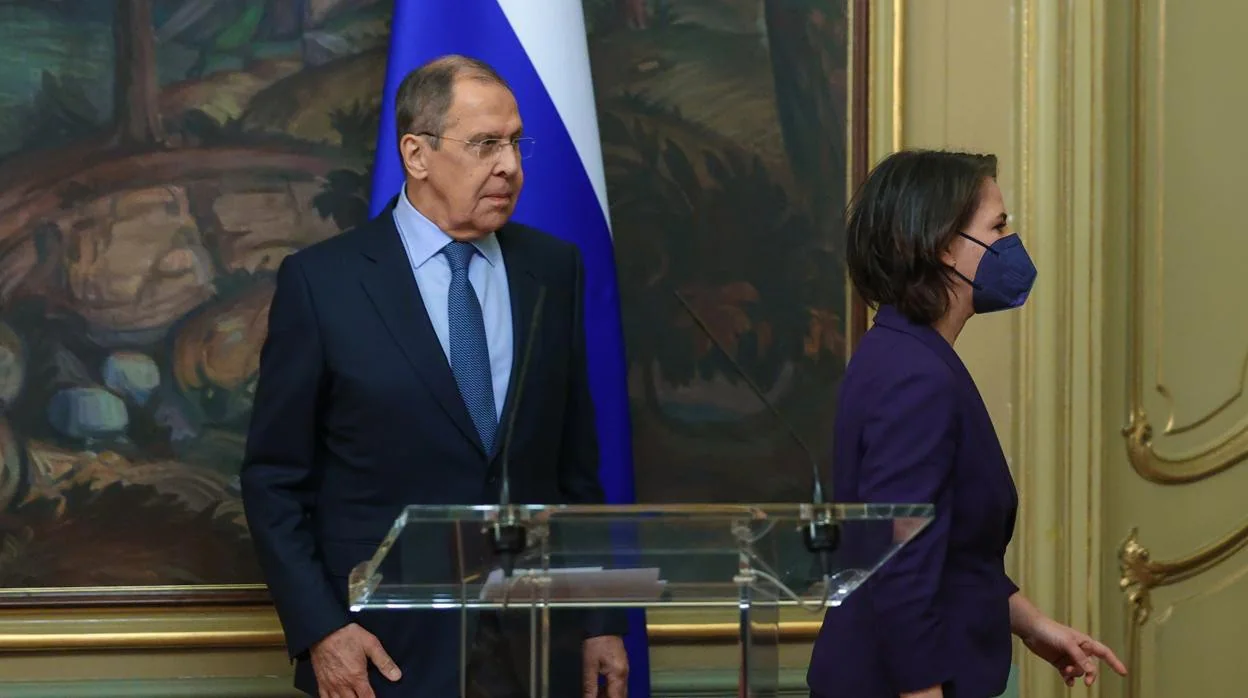 El ministro de Exteriores ruso, Sergei Lavrov, y su homóloga alemana, Annalena Baerbock, ayer en Moscú