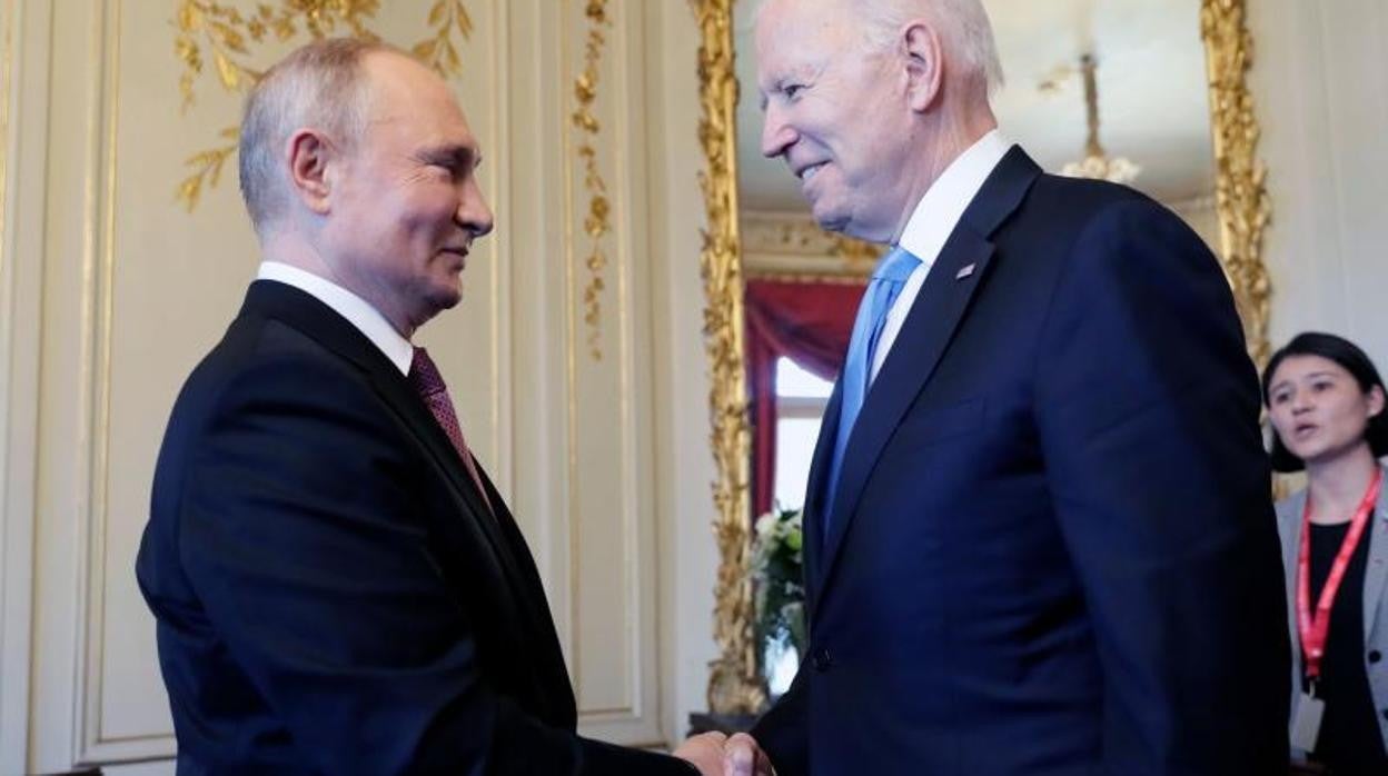 Los presidentes de Rusia y Estados Unidos, Putin (i) y Biden (d)