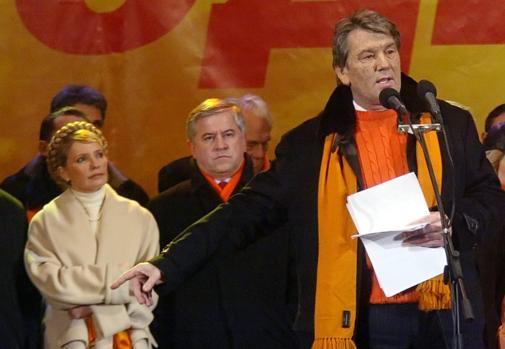 Dos de las principales caras visibles de la «Revolución naranja: la ex primera ministra Yulia Tymoshenko mirando al expresidente de Ucrania Viktor Yushchenko