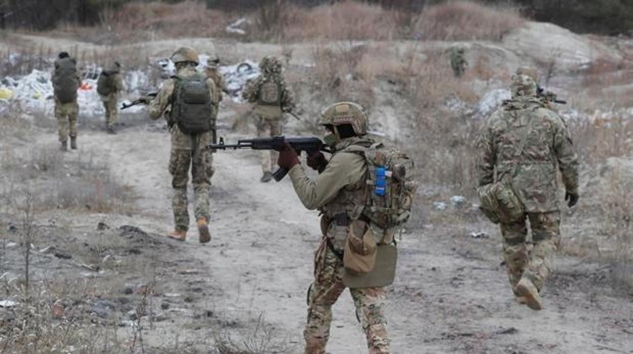 Reservistas ucranianos en unas maniobras cerca de Kiev