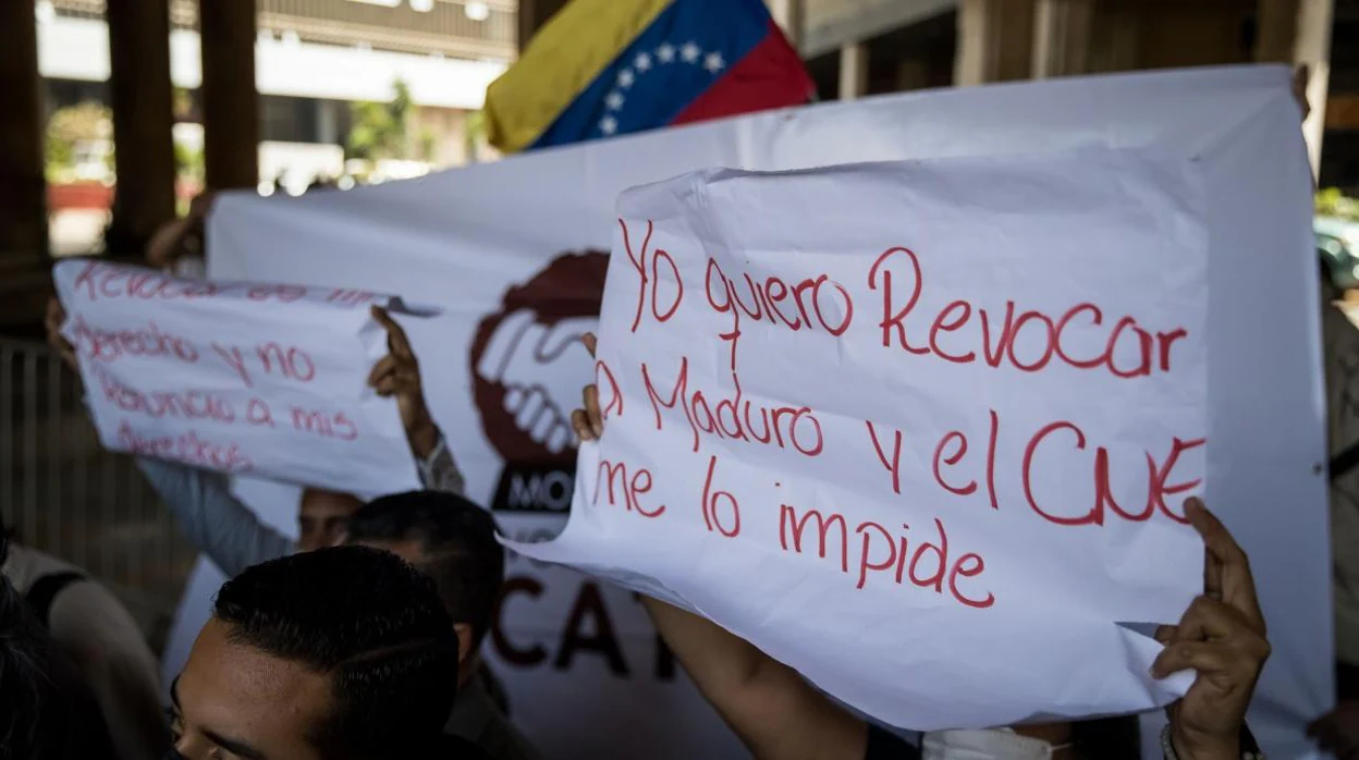Los venezolanos no acuden a firmar para revocar a Maduro por la trabas del chavismo