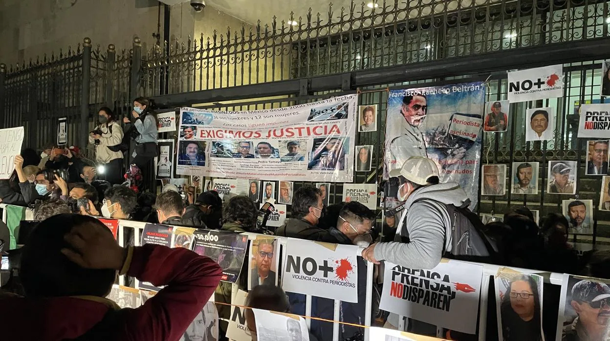 Protesta de los comunicadores ante el Ministerio de Gobernación en la capital mexicana
