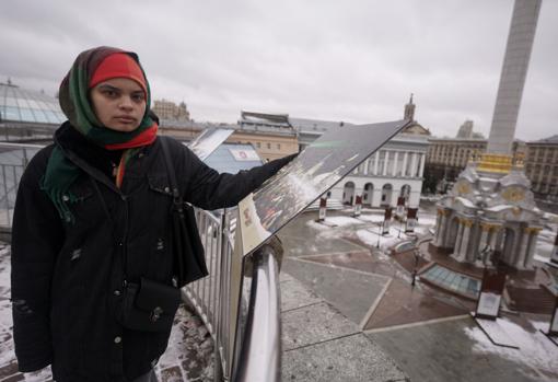 La pianista antuanetta Mishenko en el mirador de la plaza, en el centro de la ciudad