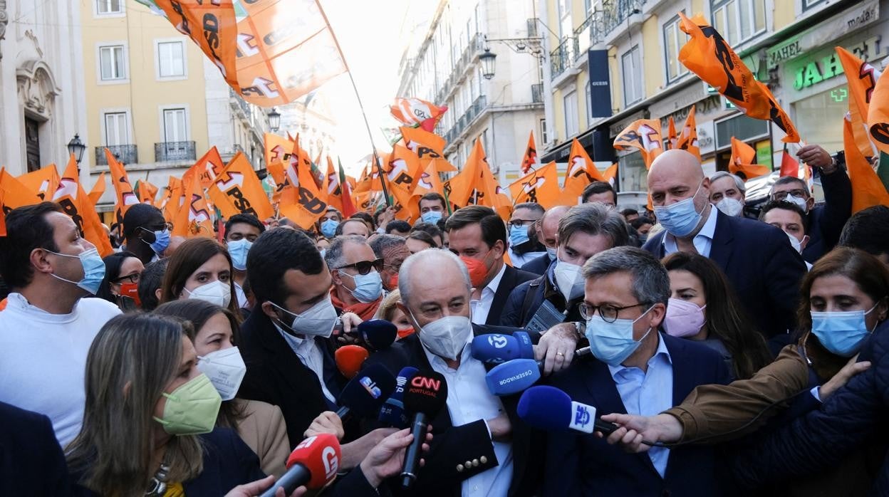 El líder del Partido Socialdemócrata (PSD) de Portugal, Rui Rio, habla con los medios de comunicación durante un mitin en el último día de campaña antes de las elecciones generales de Portugal, en Lisboa