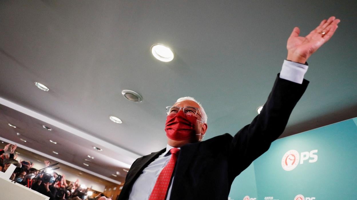 El primer ministro portugués, Antonio Costa, celebra su victoria por mayoría absoluta