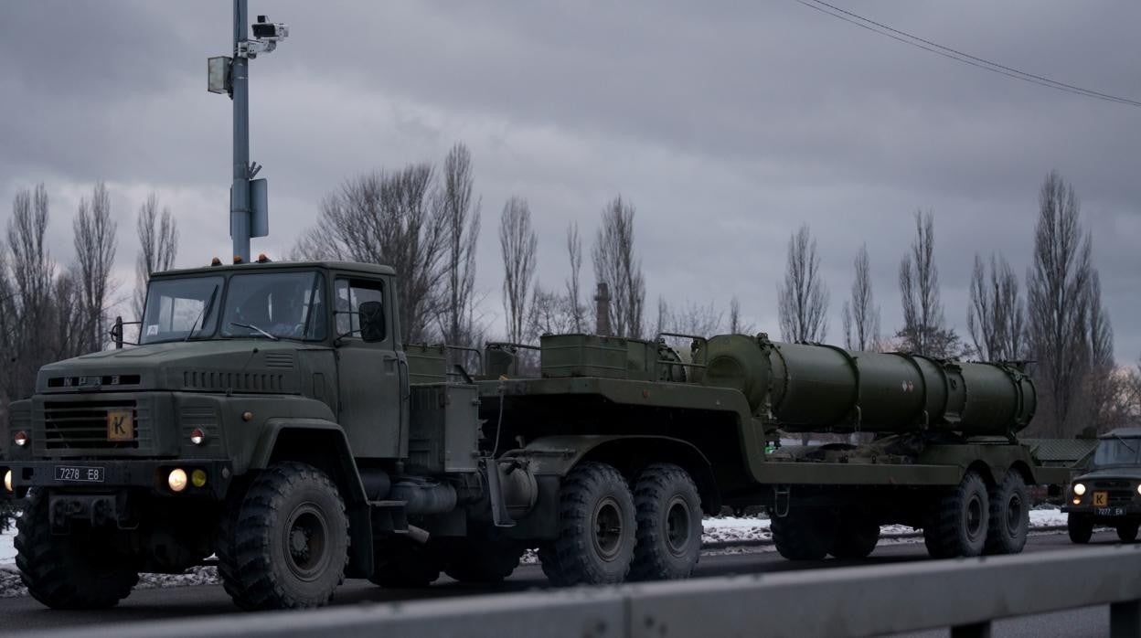 Traslado de misiles tierra-aire Sam S300 en Kiev hacia la Jarkov