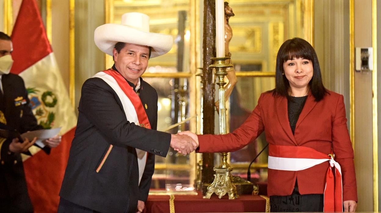 El presidente de Perú, Pedro Castillo, estrecha la mano de la ex primera ministra Mirtha Vásquez