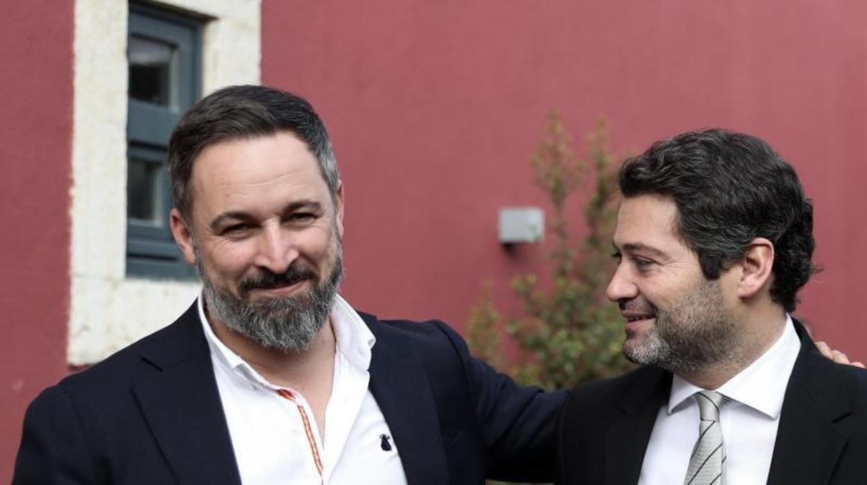 El líder de Chega, André Ventura, con Santiago Abascal antes de las elecciones en Portugal