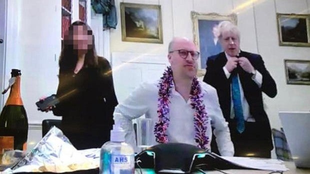 Con prosecco, patatas fritas y guirnaldas: la fiesta navideña de Johnson durante el confinamiento