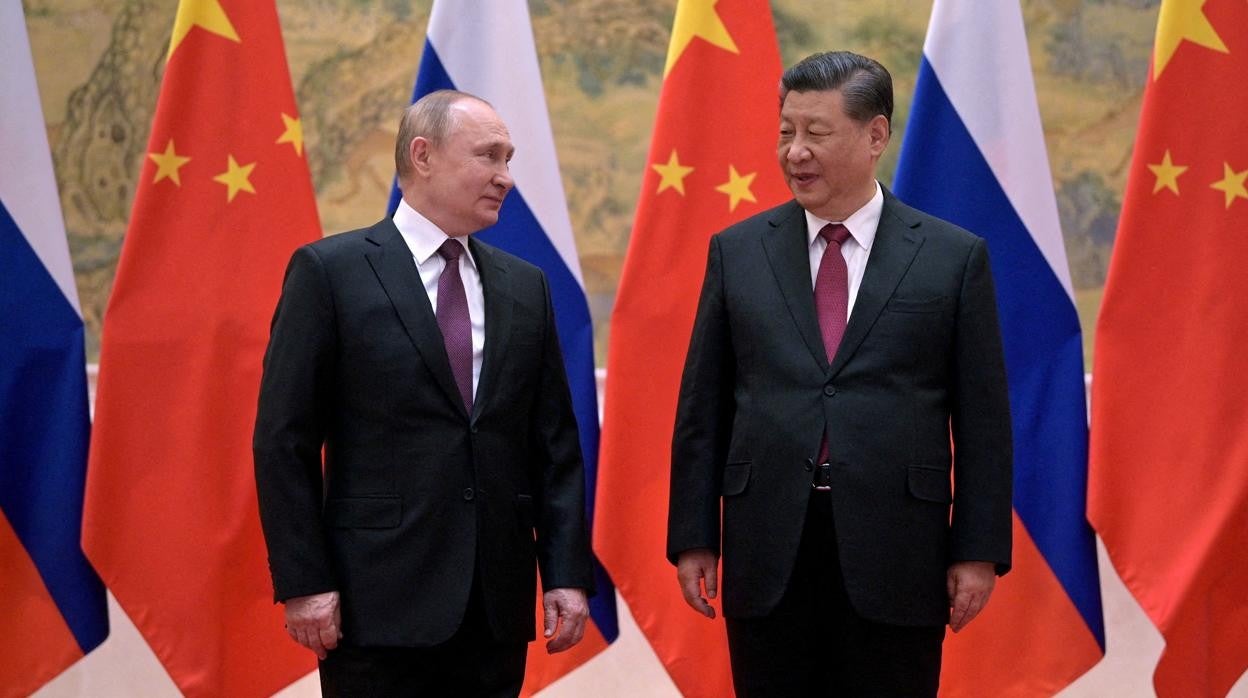 El presidente de Rusia, Vladímir Putin, con el presidente de China, Xi Jinping