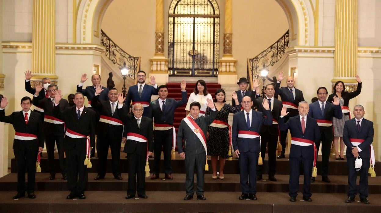 Foto de familia del nuevo gabinete de Pedro Castillo