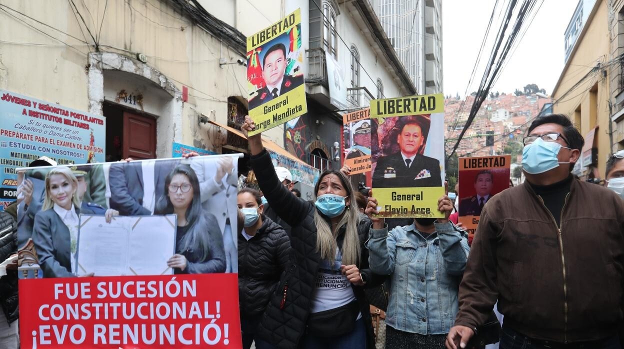 Simpatizantes de la expresidenta boliviana Jeanine Áñez protestan en la calle por el enjuiciamiento de esta
