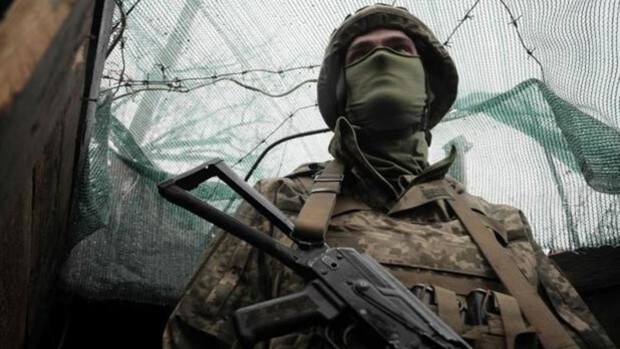 Un soldado ucraniano en la zona de tensión con los separatistas respaldados por Rusia