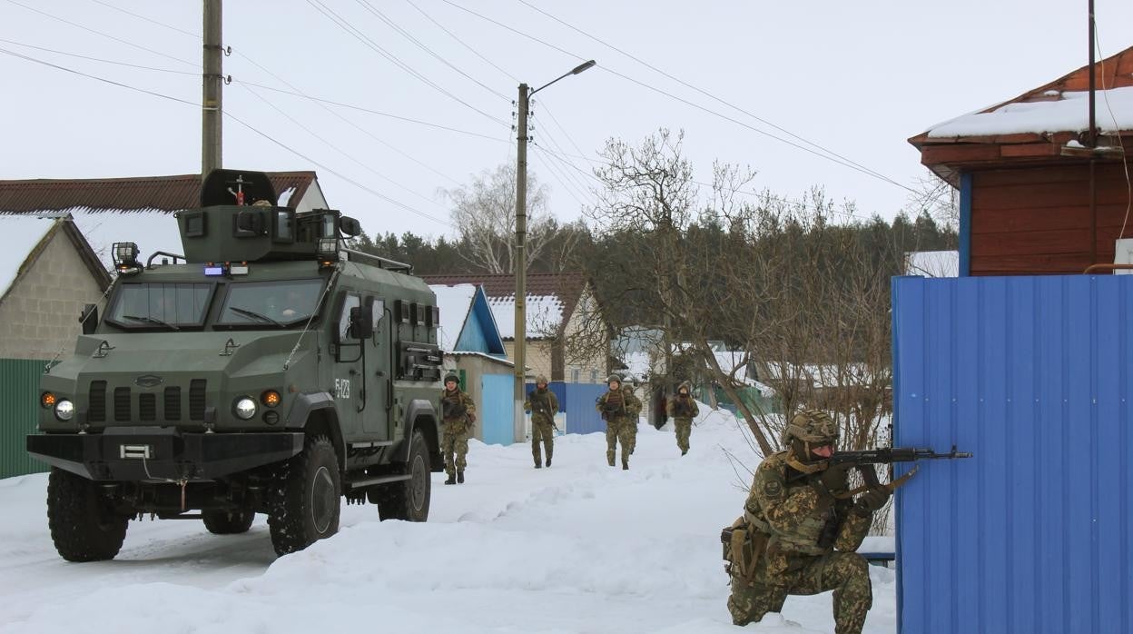 Militares de la Guardia Nacional de Ucrania participando en ejercicios tácticos y especiales dentro de los ejercicios del personal de comando en un pueblo cerca de Shostka