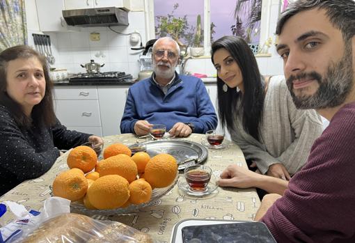 Juana Ruiz, con su familia