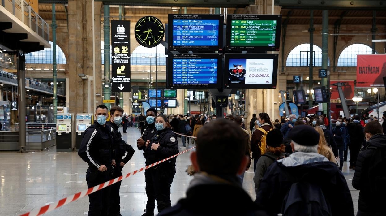 La policía francesa acordona el lugar donde se produjo el tiroteo en la Estación del Norte, en París