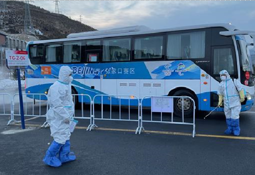 Además de la mascarilla obligatoria y la distancia de seguridad en la burbuja olímpica, los autobuses se desinfectan después de cada viaje