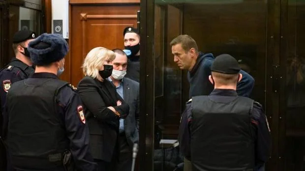 Empieza el juicio contra Navalni, el opositor ruso encarcelado al que podrían condenar a 10 años