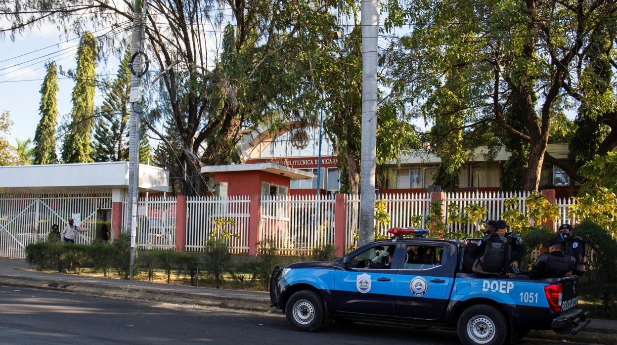 Un vehículo de la policía orteguista circula por delante de la Universidad Politécnica de Nicaragua, en Managua