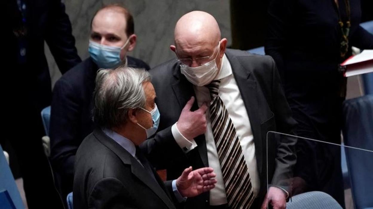 El secretario general de la ONU, Antonio Guterres, hablando con el representante ante el organismo de Rusia, Vasily Nebenzya (AFP)