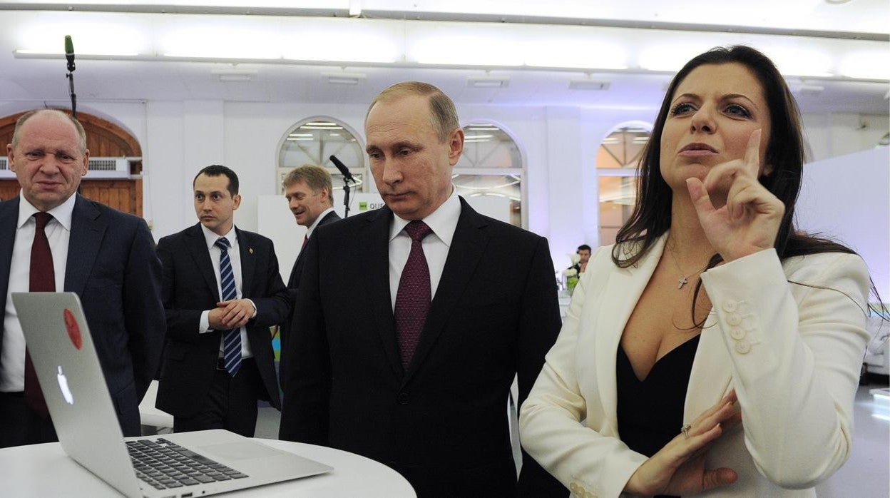 Vladimir Putin junto a Margarita Simonyan, una de las cabezas mediáticas del Kremlin