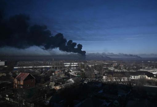 Una columna de humo se eleva hacia el cielo desde el aeropuerto militar de Chuguyev