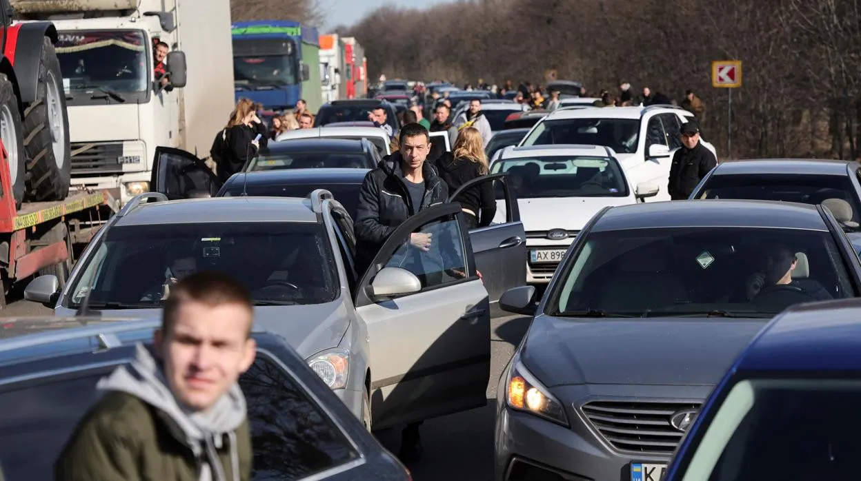 La intención de miles de ciudadanos de huir en coche ha bloqueado las autopistas de Kiev