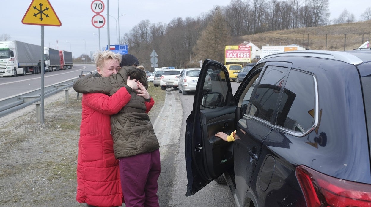 El shock causado por los acontecimientos impide aún liberar del todo las emociones. En los cruces con Ucrania, los llantos son contenidos. Junto a estas líneas, la señora Kotelu, que ayer recibió en Polonia a su nieta y bisnieta