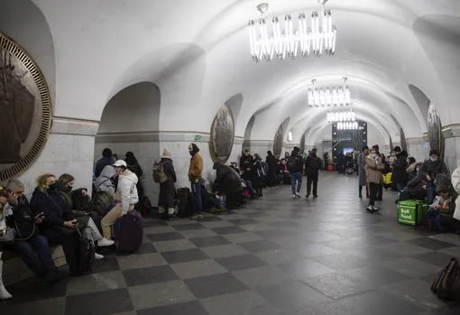 Civiles refugiados en el metro de Kiev para protegerse de los bombardeos rusos