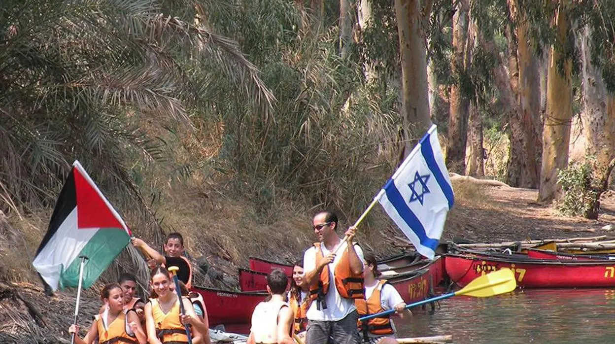 Ecologistas israelíes y palestinos en el río Jordán