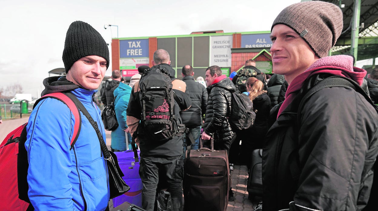 Los ucranianos Maxim (27) y Slavic (32), residentes en Polonia, cruzando la frontera para unirse a su ejército